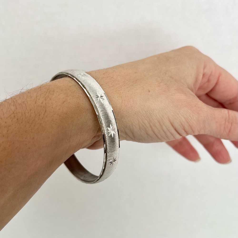 VTG Monet Silver-Tone Bangle Bracelet Diamond-Cut Etched Starburst Design Retro - Picture 8 of 8